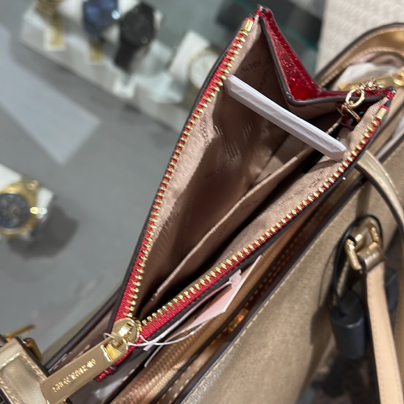 MICHAEL KORS
Jet Set Travel Small Top Zip Coin Pouch With ID
Crimson 
NWT - Picture 8 of 16